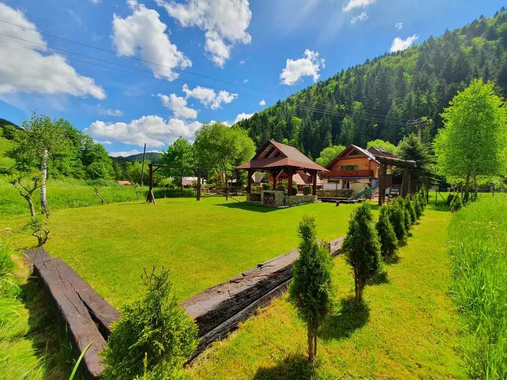 Zázrivský dvor s výhľadom na hory